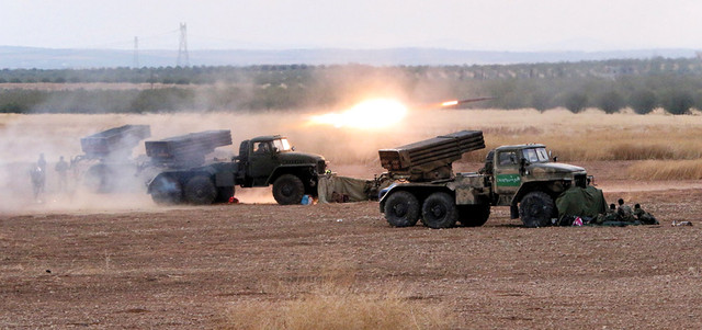 قاذفات صواريخ للقوات النظامية السورية تقصف مواقع للمعارضة في مورك بريف حماة.  أ.ب