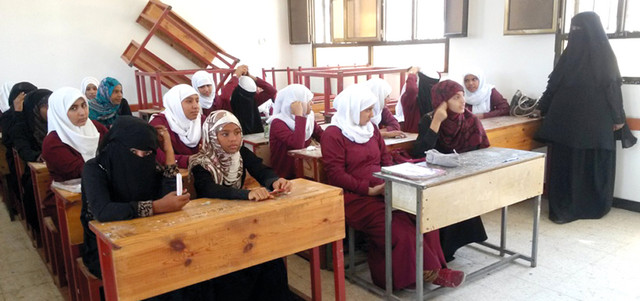طالبات في مدرسة أبوبكر الصديق في اليوم الأول من الدوام بعد عودة المدارس إلى طبيعتها. من المصدر