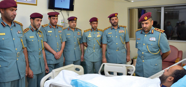 جانب من زيارة وفود «الداخلية» للاطمئنان على صحة المصابين. من المصدر