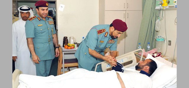 الشعفار والريسي والشريفي يطمئنون على أحد المصابين.  من المصدر