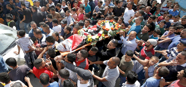 مئات الفلسطينيين يشيّعون الشهيد أحمد شراكة في مخيم الجلزون قرب رام الله. رويترز