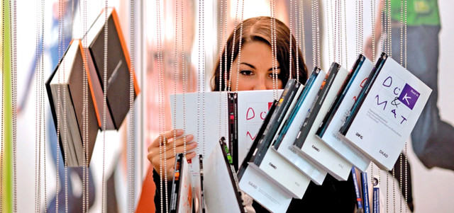 في المدينة الشغوفة بالكتب والحياة والمعارض، تنطلق اليوم فعاليات الدورة الـ67 من معرض فرانكفورت الدولي للكتاب، الحدث الأبرز عالمياً لدى المهمومين بصناعة النشر وحوافظ المعرفة وثمار المطابع في جهات العالم المختلفة.
د.ب.أ