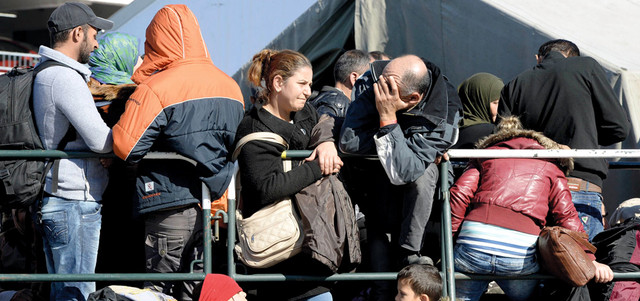 مهاجرون ينتظرون حافلة في باساو جنوب ألمانيا. أ.ف.ب