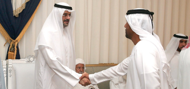 ..ومصافحاً أحد ذوي الشهيد. وام