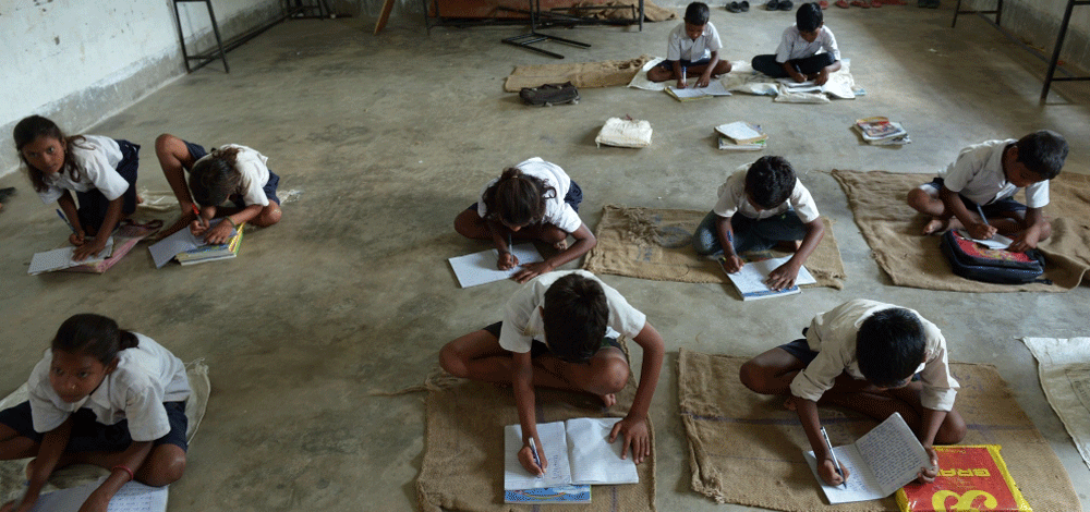 أطفال يتلقون دروسا في كيفية تصنيف معدن الـ "ميكا"