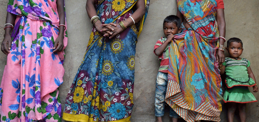 أمهات الأطفال العاملين في البحث عن المعادن في حلة زاهية وسط أحياء فقيرة