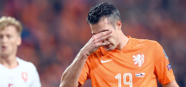 لحظة مؤلمة عاشها لاعبو هولندا بعد الخسارة بين أنصارهم والخروج المخيّب من التصفيات. أ.ب