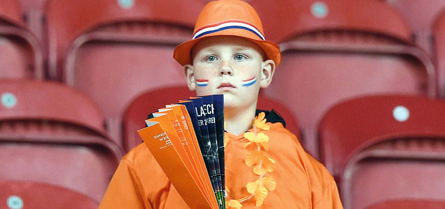 مشجع هولندي غير مصدّق للوضع الذي وصل إليه منتخب بلاده بعد خسارته الجديدة على أرضه من التشيك. أ.ف.ب