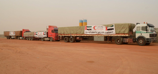 أبناء اليمن يشكلون لجاناً تطوعية لمعاونة «الهلال الأحمر» في تقديم المساعدات للأسر المحتاجة. أرشيفية