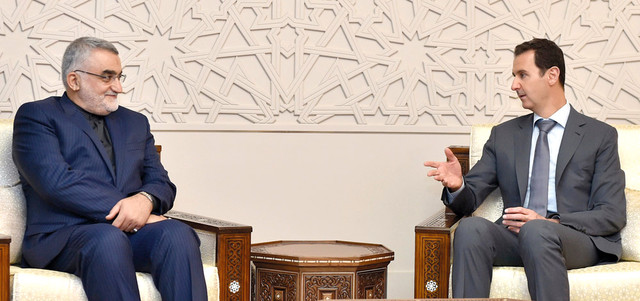 الأسد مع رئيس لجنة الأمن القومي في «الشورى» الإيراني علاء الدين بروجردي.    أ.ب