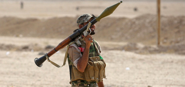 مقاتل عراقي يحمل قذيفة صاروخية في بيجي، بعد استعادة السيطرة على 60٪ من المدينة.   رويترز