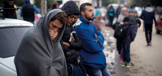 لاجئون سوريون ينتظرون تسجيل أسمائهم في صربيا.   أ.ب