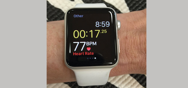 من خلال وجود «الساعة الذكية» على معصم اليد يمكن متابعة  حركة الأطراف وقياس ضربات القلب قبل النوبات. غيتي