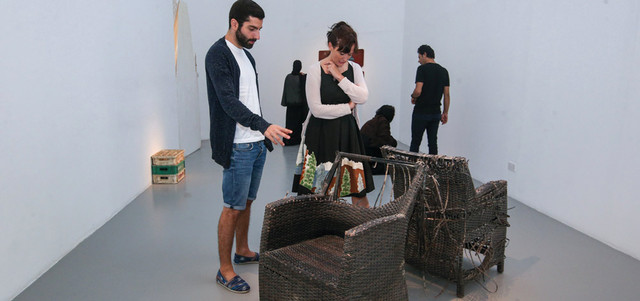 حملت الأعمال طرحاً فنياً مميزاً يقوم على إعادة صياغة المواد، والخروج عن المألوف، فيما بدت تحمل الكثير من التحديات، خصوصاً من خلال الإسقاطات المفاهيمية التي منحت العمل بعداً فكرياً يضاف إلى البعد البيئي والجمالي.  تصوير : أشوك فيرما