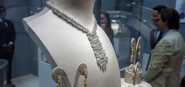 تتميز التصاميم المعروضة بكونها تختصر عبر بريق الأحجار المسافة الزمنية بين التصاميم الكلاسيكية القديمة والأخرى الحديثة. تصوير: آشوك فيرما