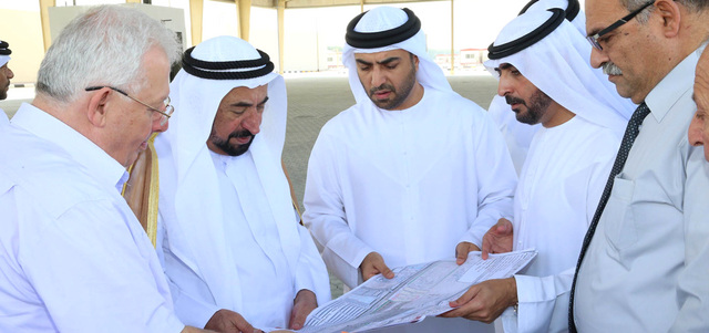 حاكم الشارقة خلال تفقده سوق الحراج الجديد. وام