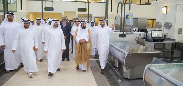 حاكم الشارقة يتفقد التجهيزات الحديثة لمصطبات ومحال بيع السمك. وام