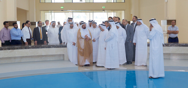 قسم الأسماك يضم ركناً مجهزاً بأحدث المعدات لتنظيف السمك وتقطيعه. وام