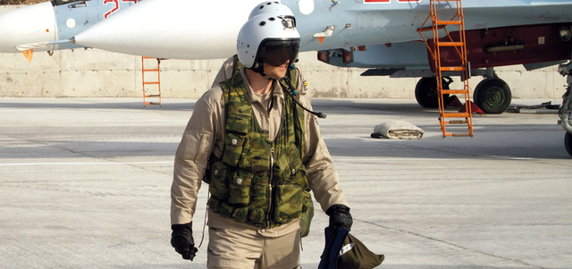 طيار روسي أمام مقاتلته في قاعدة الحميميم قرب اللاذقية. أ.ب