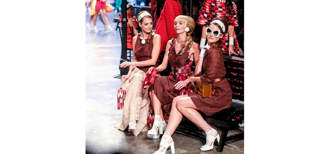 بحث المرأة المستمر عن التفرد جعل من خطوط الملابس الجاهزة المشروع الجديد لمصممي الأزياء.

تصوير: أشوك فيرما