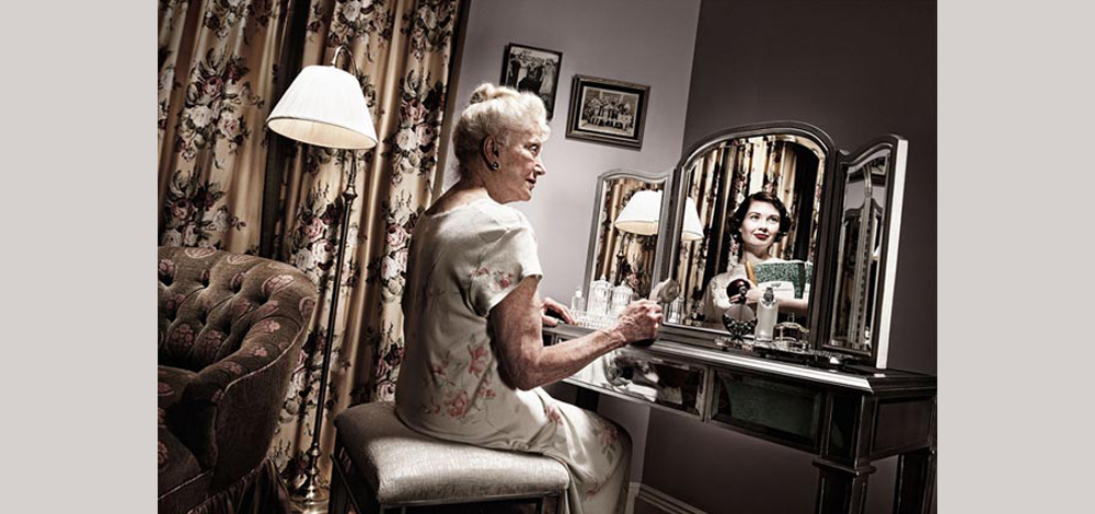 التقط المصور الفوتوغرافي الحائز على جوائز عديدة "توم هوسيه" سلسلة صور لكبار في السن أمام مرآة تعكس صورهم وهم في عمر الشباب ضمن سلسلة الصور التي أسماها "انعكاس".