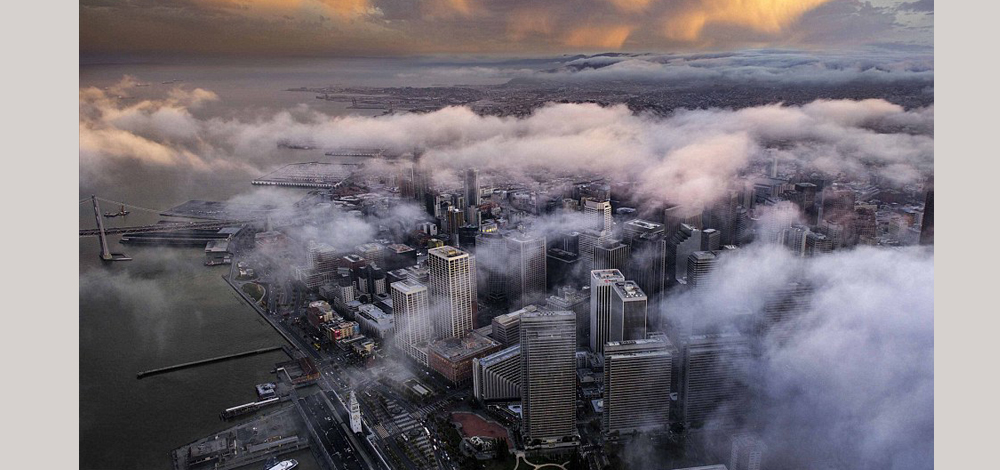 التقط المصور الفوتوغرافي "مات ووكر" صورا لمدينة  لسان فرانسيسكو ، من على متن طائرة هيليكوبتر محاولا إبراز أهم المعالم السياحية فيها ، والتي اختفت أجزاء منها بين الغيوم وفي الضباب في حالة مناخية نادرة جدا مرت بها المدينة.