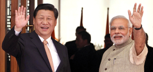 نارندا مودي (يمين) مع نظيره الصيني زي جينبينغ.  أ.ب