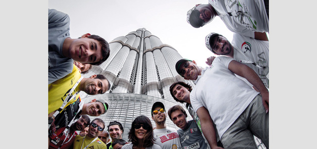 اللاعبون المشاركون في البطولة خلال زيارة برج خليفة. من المصدر