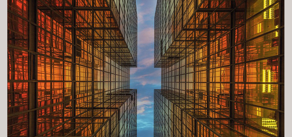 قضى المصور الفوتوغرافي الصيني "أندي يونغ" شهرا كاملا في تصوير أطول المباني في الصين ، التي تنوعت بين المكاتب والفنادق والأبنية السكنية من زاوية معينة ، لتبدو وكأنها تلامس ناطحات السحاب.