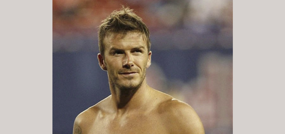 رياضيون عالميون يجمعون الوسامة والمهارة .
ديفيد بيكهام: لاعب كرة قدم إنجليزي يمتلك جسم رياضي وجاذبية جعلته يتربع على عرش قائمة أوسم الرجال الرياضيين.