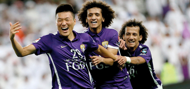 «عموري» ومحمد عبدالرحمن يحتفلان مع لي ميونغ بهدف العين الأول. تصوير: إريك أرازاس