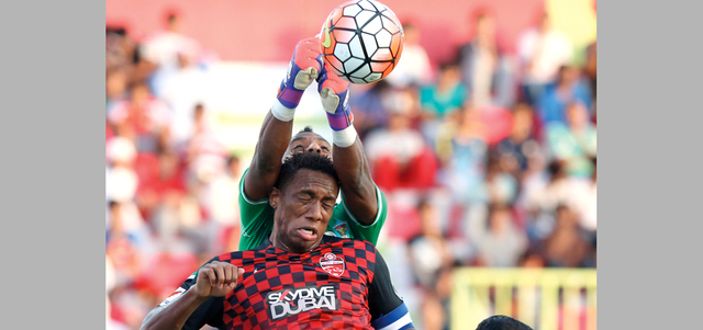 قائد الأهلي أحمد خليل سجل هدفاً في الشوط الثاني بمرمى دبا الفجيرة.  تصوير: أسامة أبوغانم