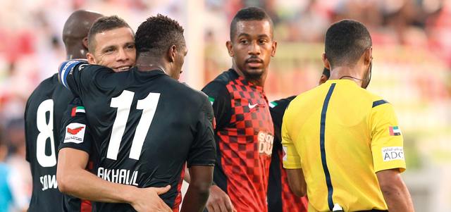 ليما يعانق خليل بعد إمضائه على الهدف الأهلاوي الأول.       تصوير: أسامة أبوغانم