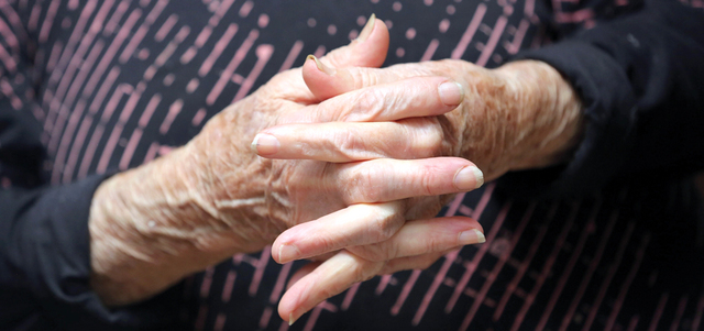 المتخصصون في التكنولوجيا وتنظيم بيئات العمل يدرسون حلولاً لمواجهة التحديات المُرتبطة بكبار السن مثل إجهاد العين وآلام المفاصل.     غيتي