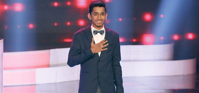 المشترك الهندي نادر عبدالسلام جاء من قطر لتقديم أغنية &laquo;اللؤلؤ المنضود&raquo; لصباح فخري وسط دهشة الجمهور وترقب لجنة التحكيم . من المصدر