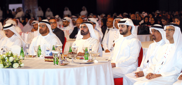 محمد بن راشد وإلى جانبه مكتوم بن محمد وعدد من المسؤولين خلال حضورهم جانباً من جلسات المنتدى. وام