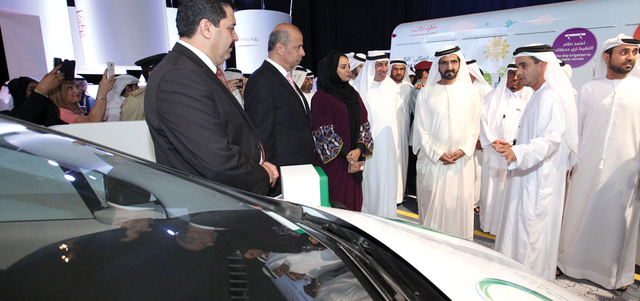 محمد بن راشد متفقداً معرض «واحة السعادة» المقام على هامش المنتدى. وام