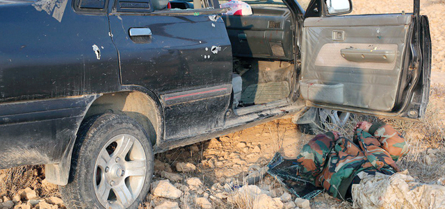 صورة بثها «داعش» لجندي سوري قتل في اشتباكات مع التنظيم في بلدة مهين بريف حمص. أ.ب