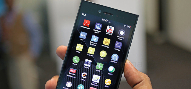 المستهلكون تحوّلوا بعيداً عن أجهزة «بلاك بيري» للحصول على تصميمات أكثر أناقة في الأجهزة المنافسة. أرشيفية