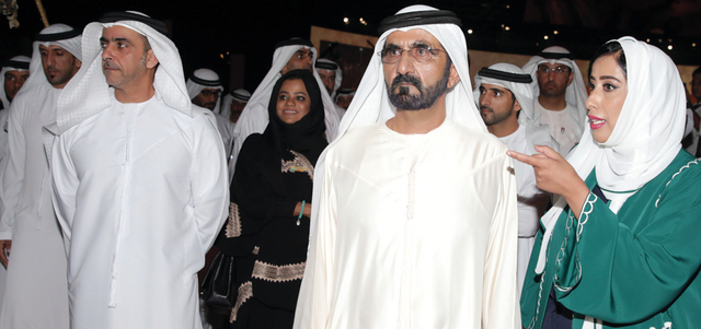 محمد بن راشد يستمع إلى منى المري لشرح حول ورش العمل التي ينظمها المنتدى. وام