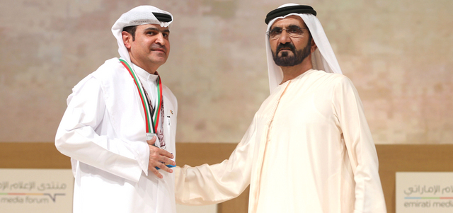 محمد بن راشد يكرّم سامي القمزي. وام