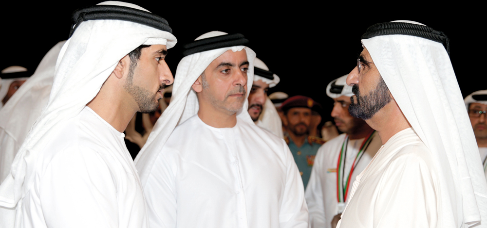 محمد بن راشد متحدثاً إلى حمدان بن محمد وسيف بن زايد بحضور مكتوم بن محمد. وام