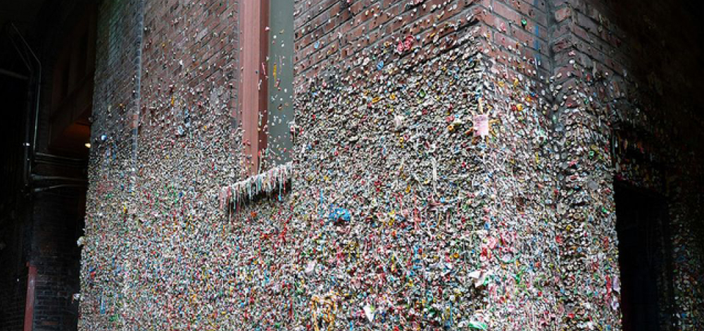 قام العاملون في المسرح بنزع العلكة الملتصقة مرتين ، قبل التوصل إلى قرار إبقائها على الجدار حيث أصبحت نقطة جذب للسياح.