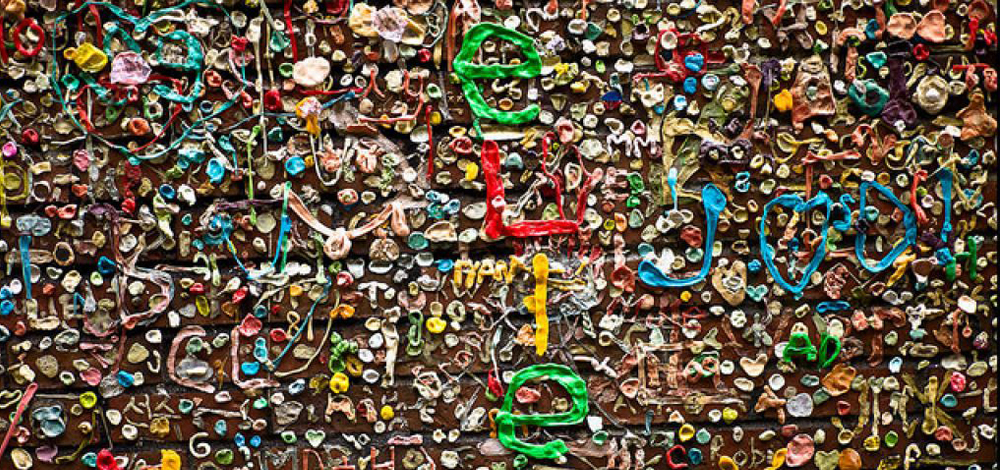 تعتزم سلطات مدينة "سياتل" الأميركية الشروع في عملية تنظيف الجدار الذي ألصق عليه أكثر من مليون قطعة علكة ، وفيما ستبدأ "المهمة القذرة" الأسبوع المقبل، قال مسؤولون إن الناس بإمكانهم البدء بإلصاق العلكة مرة أخرى حال اتمام عملية تنظيفه.