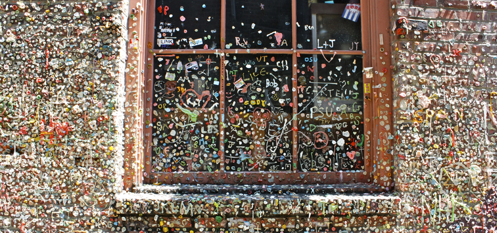 يعد حائط العلكة الملون ، معلما سياحيا وسط مدينة "سياتل" الأميركية ، حيث تغطيه قطع العلكة على مساحة 15 و 50 قدم .