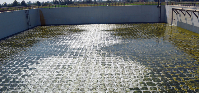 أحد أحواض ترسيب ومعالجة مياه الصرف الصحي.  الإمارات اليوم