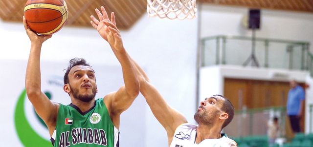 لاعب الشباب حمد عيد يسدّد نحو السلة خلال مواجهة أهلي طرابلس الليبي. من المصدر