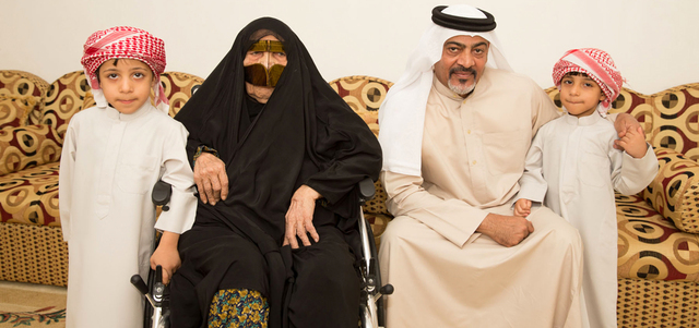 والدة الشهيد حسن وشقيقه وأسرته يستذكرون بفخر حبه لوطنه وأخلاقه العالية. تصوير: أحمد عرديتي