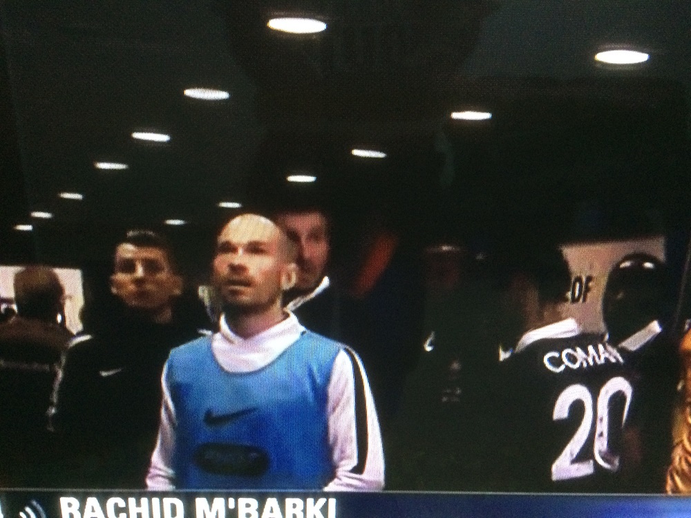 اللاعب الفرنسي رشيد المباركي يتابع انباء العمليات الإرهابية مع زملائه.