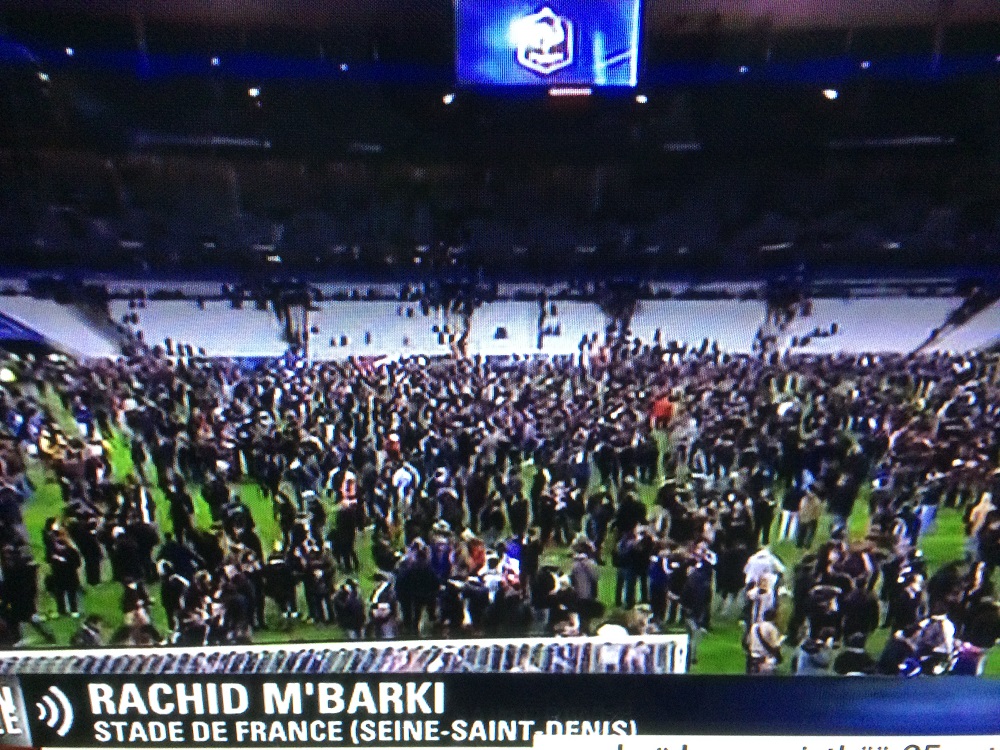 الحضور لمباراة فرنسا وألمانيا يعيشون حالة رعب ويبدو العديد غير راغب بمغادرة أرض الملعب بعد سماع أصوات إطلاق النار والانفجارات خارج "ستاد فرانس". الصور من التلفزيون
